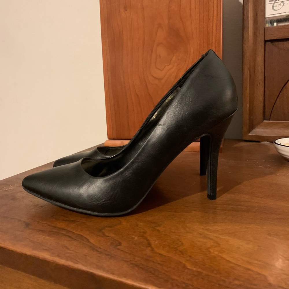 Black pumps like new